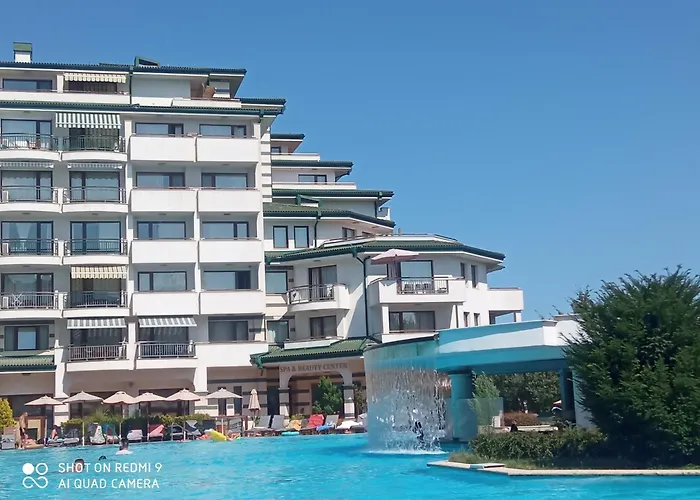 Emerald & Spa,studio Ikat310 アパート