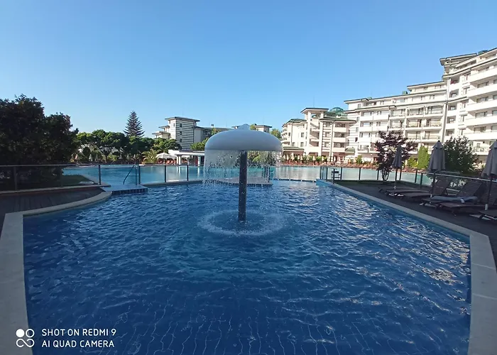 Emerald & Spa,studio Ikat310 アパート