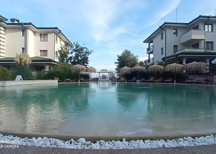 Emerald & Spa,studio Ikat310 アパート