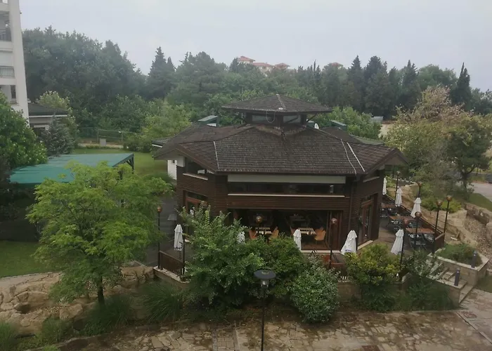 Emerald & Spa,studio Ikat310 アパート