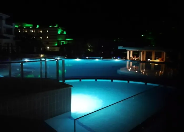 Emerald & Spa,studio Ikat310 アパート